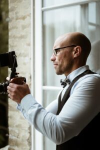 Vidéaste de mariage filmant les mariés pendant leur journée