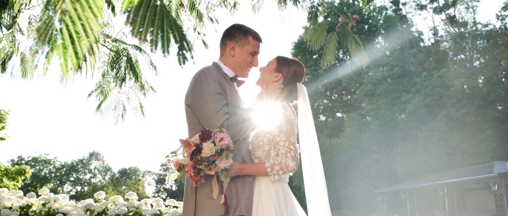 Mariés filmés naturellement pendant leur mariage