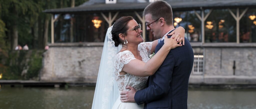 Mariés profitant de leur journée de mariage